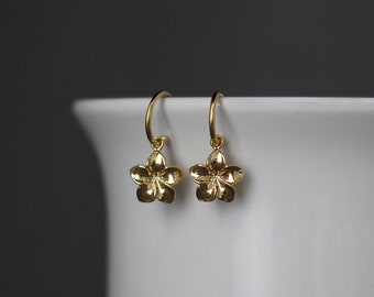 Pendientes de flores de oro - Pendientes de flores de Plumeria - Pendientes de aro de poste de oro - Pendientes colgantes de oro - Pendientes de encanto de flores