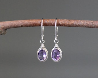 Orecchini con ametista viola - Orecchini con pietre preziose viola - Chiusure a monachella in argento - Pietra portafortuna di febbraio - Orecchini con ciondolo in argento - Castone con pietre preziose