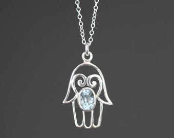 Blauwe topaas hamsahanger - zilveren hamsaketting - edelsteen hamsahanger - filigraan hamsahanger - judaica sieraden - vleermuis mitswa