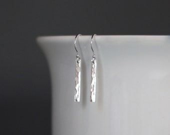 Pendientes de plata martillada - Pendientes rectangulares de plata - Pendientes de plata simples - Joyería de plata diaria - Pendientes de plata de ley