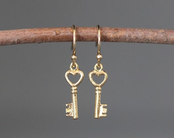 Orecchini con chiave in oro - Orecchini con ciondolo a forma di chiave - Orecchini con cuore e chiave - Gioielli con la chiave del mio cuore - Gioielli romantici - Orecchini a cuore - Gioielli dell'amore