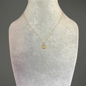 Guldmedaljonghalsband - Litet runt guldhänge - Guldblommahalsband - Guldberlockhalsband - Enkelt guldhalsband - Litet hänge bild 7