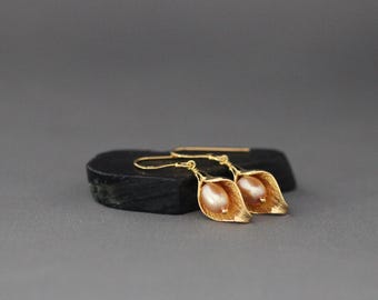 Orecchini con perle d'acqua dolce color pesca - Gioielli con calla dorata - Pietra portafortuna di aprile - Accessori per la sposa