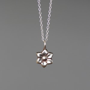 Silber Blume Halskette - Blume Charme Halskette - Kleine Silber Halskette - Bali Silber Anhänger - Geschenk für Mädchen