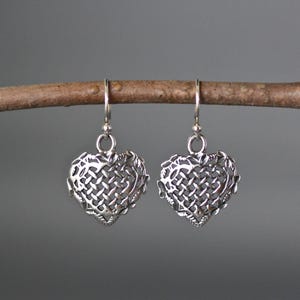 Zilveren hartoorbellen - zilveren filigraanoorbellen - romantische sieraden - zilveren hangoorbellen - hart bedeloorbellen