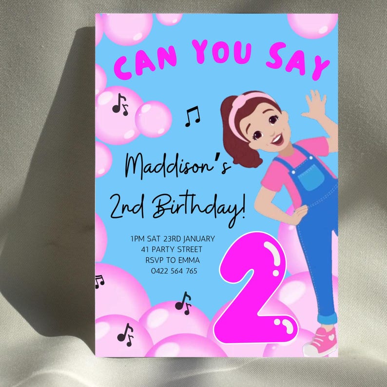 Pu&ograve; includere: Un invito di compleanno rosa e blu con una ragazza dei cartoni animati che soffia bolle. L'invito dice "Can You Say Maddison's 2nd Birthday!" e include i dettagli della festa.