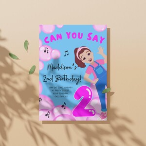 Pu&ograve; includere: Un invito di compleanno blu e rosa con una ragazza dei cartoni animati che soffia bolle. L'invito dice "Can You Say" e "Maddison's 2nd Birthday!" con i dettagli per la festa.
