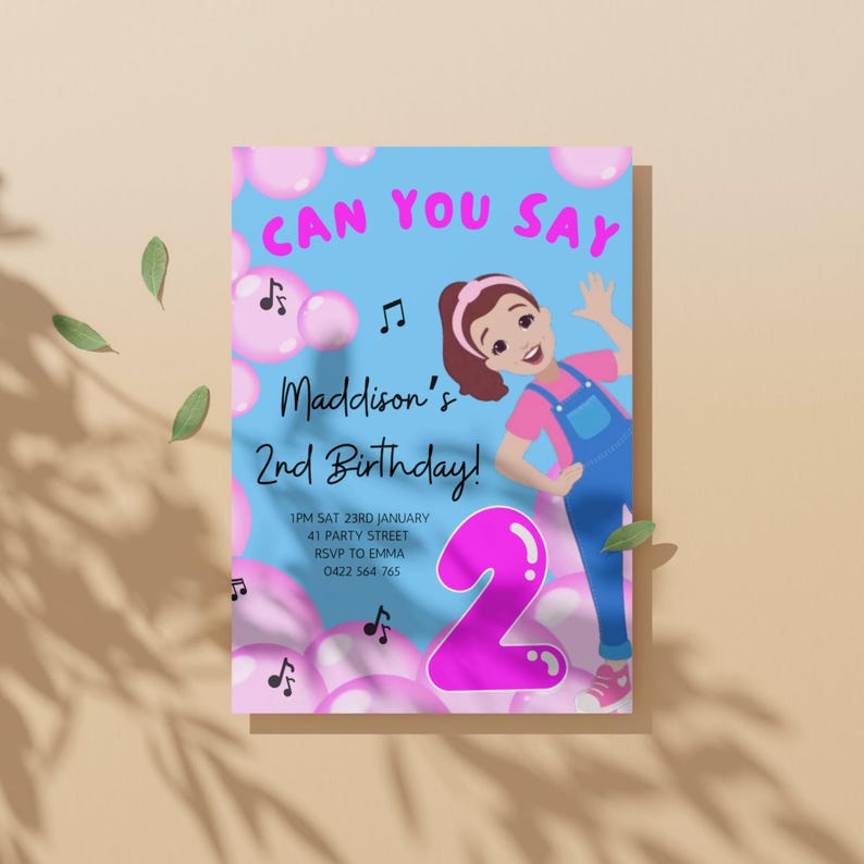 Pu&ograve; includere: Un invito di compleanno blu e rosa con una ragazza dei cartoni animati che soffia bolle. L'invito dice "Can You Say" e "Maddison's 2nd Birthday!" con i dettagli per la festa.
