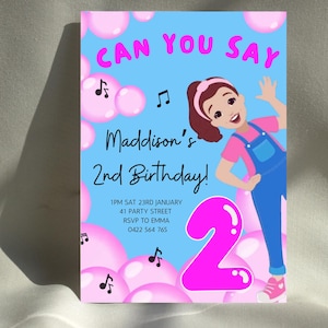 Pu&ograve; includere: Un invito di compleanno rosa e blu con una ragazza dei cartoni animati che soffia bolle. L'invito dice "Can You Say Maddison's 2nd Birthday!" e include i dettagli della festa.
