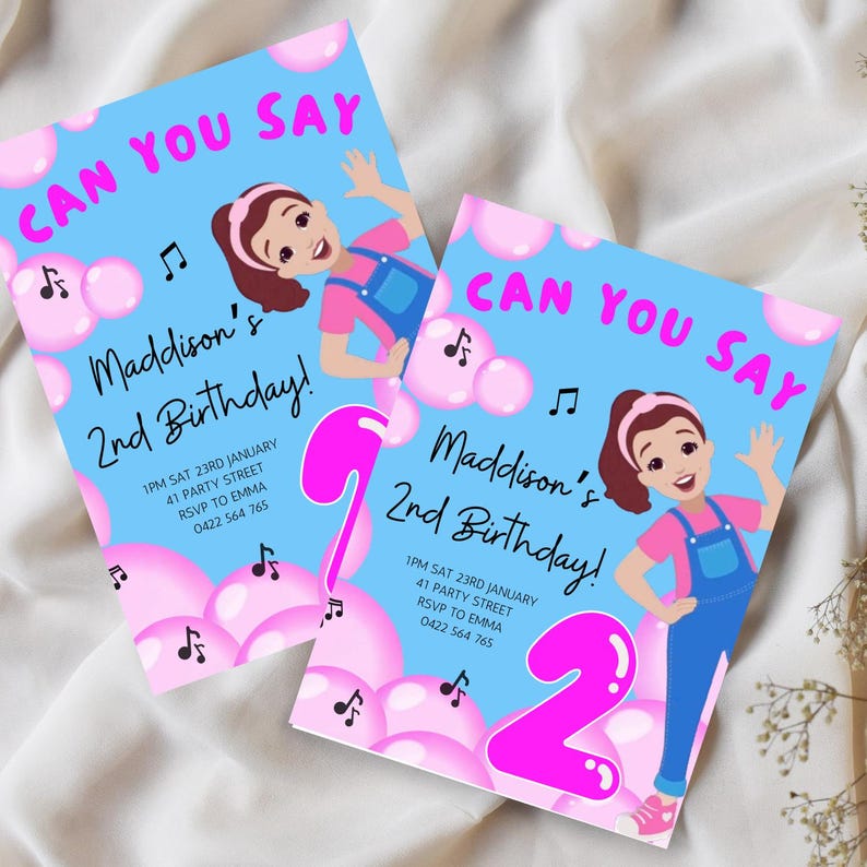 Pu&ograve; includere: Un invito di compleanno blu e rosa con una ragazza dei cartoni animati che canta. L'invito dice "Can You Say" e "Maddison's 2nd Birthday!" con i dettagli per la festa.