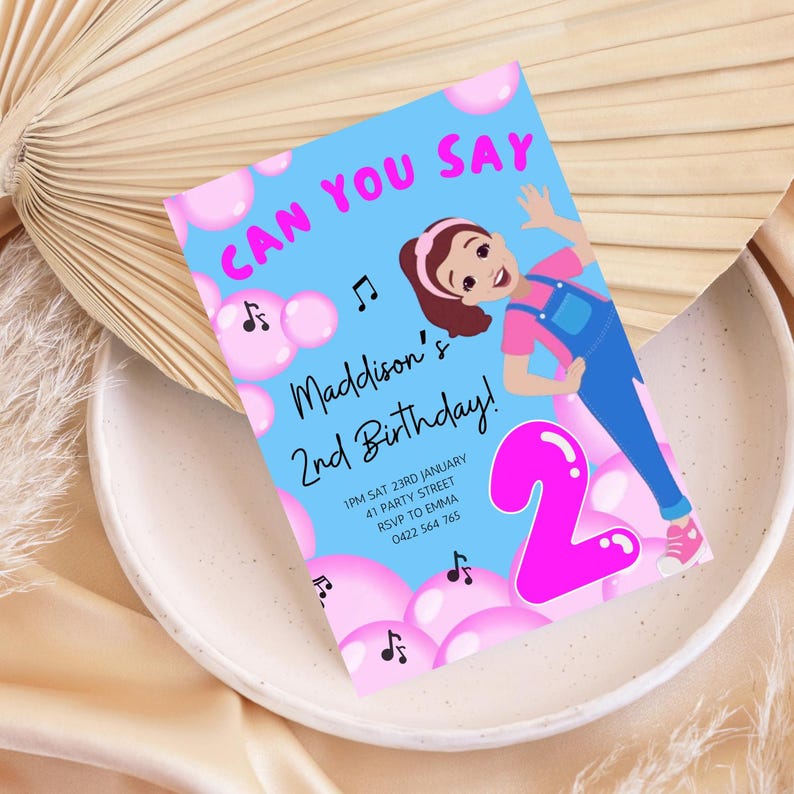 Pu&ograve; includere: Un invito di compleanno blu e rosa con una ragazza dei cartoni animati che soffia bolle. L'invito dice "Can You Say Maddison's 2nd Birthday!" e include i dettagli della festa.