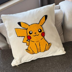 Funda de almohada hecha a mano con diseño de aguja perforadora: Pikachu, Eevee y Charmender. 100 % algodón. 40 x 40 cm. Cierre de cremallera. Regalo perfecto para fans de Pokémon.