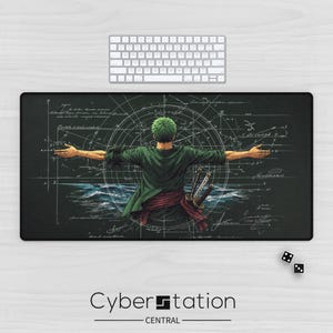 Puede incluir: Una alfombrilla de escritorio rectangular que muestra a un personaje de pelo verde visto desde atrás con los brazos extendidos. El personaje lleva una camisa verde y una faja roja, con tres espadas en la cintura, sobre un fondo oscuro con líneas geométricas blancas.