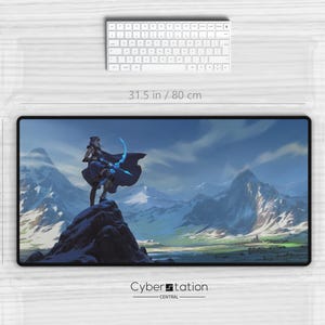 Könnte beinhalten: Großes rechteckiges Gaming-Mauspad mit Fantasy-Landschaftsdesign, das eine Figur mit einem Bogen zeigt. Das Pad ist 80 cm lang und 40 cm breit. Eine weiße Tastatur und Maus sind ebenfalls sichtbar.