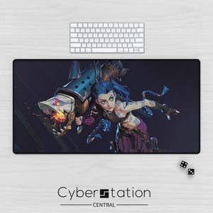 Könnte beinhalten: Rechteckiges schwarzes Mauspad mit einer lebendigen Illustration eines Charakters mit blauen Haaren und einer großen Waffe. Das Mauspad hat den Text "Cyberstation CENTRAL" unten, mit einer weißen Tastatur darüber.
