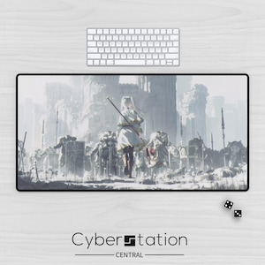 Pode incluir: Um mousepad retangular preto com uma ilustração de fantasia de uma figura com uma equipe liderando um exército. Um teclado prateado e dois dados também são visíveis. O texto "Cyberstation CENTRAL" está na parte inferior.
