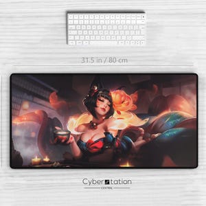 Könnte beinhalten: Rechteckiges Mauspad mit einer farbenfrohen Anime-Illustration einer Frau mit einer Tasse. Das Mauspad ist 80 cm lang und 40 cm breit. Eine weiße Tastatur und Maus befinden sich darüber und rechts. Das Cyber Station Central-Logo befindet sich unten.