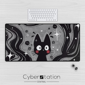 Peut inclure: Un tapis de bureau rectangulaire illustré d'un chat noir aux grands yeux blancs et aux joues rouges, centré sur un fond gris. Le motif comprend des lignes noires tourbillonnantes, des étoiles blanches et de petites icônes circulaires.