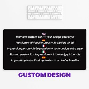 Könnte beinhalten: Eine schwarze rechteckige Schreibtischunterlage mit dem weißen Text "Premium custom print - your design, your style". Die Unterlage enthält auch Text auf Deutsch, Französisch, Italienisch und Spanisch. Im Hintergrund befindet sich eine weiße Tastatur, und die Worte "CUSTOM DESIGN" sind in Lila.