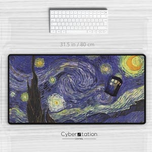 Può includere: Tappetino per scrivania rettangolare con un vivace design a cielo notturno a spirale ispirato a "Notte stellata" di Van Gogh, con un TARDIS. Il tappetino misura 80 cm di lunghezza e 40 cm di larghezza. Sono visibili anche una tastiera e un mouse bianchi.