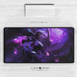 Peut inclure: Tapis de souris rectangulaire avec un motif d'art fantastique violet et noir. Mesure 80 cm de long et 40 cm de large. Un clavier et une souris blancs sont également visibles.