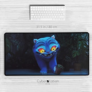 Könnte beinhalten: Rechteckiges Mauspad mit einer blauen Cartoon-Katze mit gelben Augen und einem breiten Grinsen. Das Pad ist 80 cm lang und 40 cm breit. Eine weiße Tastatur und Maus sind ebenfalls sichtbar.