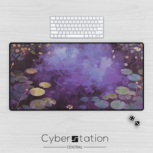 Può includere: Tappetino per scrivania rettangolare con un motivo a laghetto viola, ninfee e fiori. Una tastiera bianca è sopra il tappetino. Il testo "Cyberstation CENTRAL" è in basso. Dadi a destra.