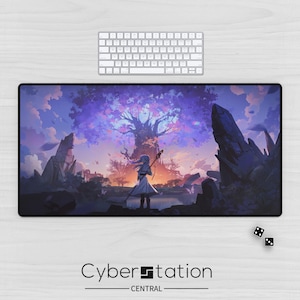 Può includere: Tappetino per mouse rettangolare con un paesaggio fantasy, una figura con un bastone e un grande albero. Il tappetino ha una combinazione di colori viola e blu con il testo "Cyberstation CENTRAL". Una tastiera bianca è sopra il tappetino.