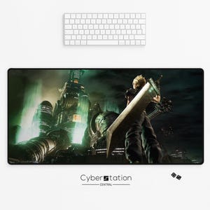 Puede incluir: Alfombrilla de escritorio rectangular negra con una escena de Final Fantasy. Un personaje sostiene una gran espada frente a una ciudad futurista. La alfombrilla tiene el texto "Cyberstation - CENTRAL" en la parte inferior.