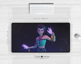 Könnte beinhalten: Rechteckiges Mauspad mit einer Cartoonfigur mit lila und blauen Akzenten. Das Pad misst 80 cm in der Länge und 40 cm in der Breite. Eine weiße Tastatur und Maus sind ebenfalls sichtbar.
