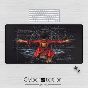 Puede incluir: Una alfombrilla de escritorio rectangular con fondo negro que muestra la ilustración central de un personaje con camisa roja y sombrero de paja, con los brazos extendidos sobre el mar, superpuesta con líneas geométricas, círculos y texto.