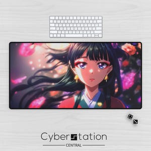 Könnte beinhalten: Rechteckiges Mauspad mit einer Anime-Illustration einer Frau mit langen schwarzen Haaren und einem rot-grünen Outfit. Der Hintergrund umfasst rosa und lila Blumen. Eine weiße Tastatur befindet sich darüber. Der Text "Cyber Station Central" steht unten.