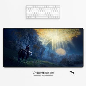 Puede incluir: Alfombrilla de ratón rectangular negra con un paisaje de fantasía, un jinete a caballo y un gran árbol con hojas doradas. Un teclado blanco es visible en el fondo. El texto "Cyber Station - Central" está en la parte inferior.