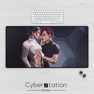 Può includere: Un tappetino da scrivania rettangolare con un'illustrazione digitale di due persone in stretta vicinanza. Una persona indossa un top bianco a maniche lunghe, mentre l'altra indossa una maglietta nera a maniche corte con tatuaggi visibili sul braccio.