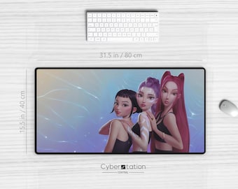 Könnte beinhalten: Rechteckiges Mauspad, 80 cm lang und 40 cm breit, mit einer digitalen Illustration von drei Frauen mit stilisierten Haaren und Kleidung. Eine weiße Tastatur und Maus sind ebenfalls sichtbar.