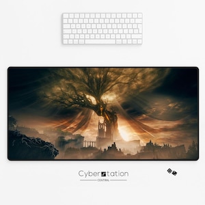 Könnte beinhalten: Rechteckiges Mauspad mit Fantasy-Landschaft, die einen großen Baum und ein Schloss in Braun-, Gold- und Schwarztönen zeigt. Der Text "Cyberstation - CENTRAL" befindet sich unten. Oben befindet sich eine weiße Tastatur.