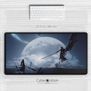 Puede incluir: Alfombrilla de ratón rectangular negra con un diseño de arte fantástico, que mide 80 cm de largo y 40 cm de ancho. La obra de arte representa figuras con espadas y alas contra un cielo iluminado por la luna. También hay un teclado y un ratón blancos.