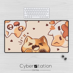 Peut inclure: Tapis de bureau rectangulaire avec un motif de chat de dessin animé dans les tons marron et blanc, avec des cœurs et des étoiles. Le tapis porte le texte "Cyberstation CENTRAL" en bas. Un clavier blanc est au-dessus du tapis.