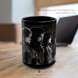 Könnte beinhalten: Schwarze Keramiktasse mit einem Graustufenbild von Personen in detaillierten Kostümen. Auf der Tasse steht unten der Text "Cyber Station CENTRAL". Das abgebildete Modell ist die 444ml-Tasse, auch in 325ml erhältlich.