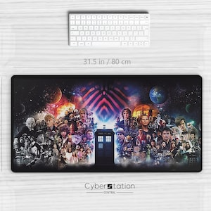 Könnte beinhalten: Ein schwarzes rechteckiges Mousepad, 80 cm lang und 40 cm breit, mit einer Collage von Charakteren und Bildern aus einer Science-Fiction-Serie. Eine weiße Tastatur und Maus sind ebenfalls sichtbar.