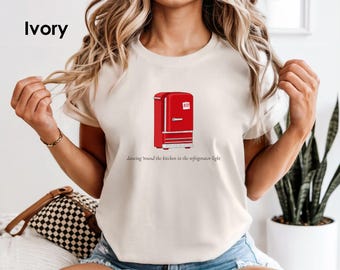 Camiseta con la letra "All Too Well" en colores rojos y cómodos para el refrigerador