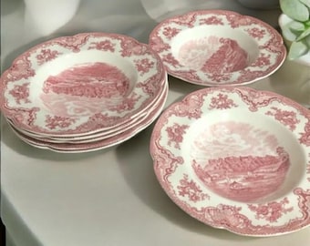Pode incluir: Conjunto de cinco tigelas de sopa de cerâmica rosa e branca com um padrão floral e uma cena de paisagem. As tigelas têm uma borda festonada.
