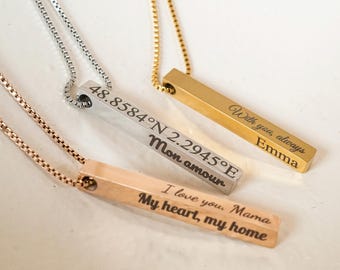 Könnte beinhalten: Drei personalisierte Bar-Halsketten in Silber, Gold und Roségold. Jeder Anhänger ist mit individuellem Text graviert, einschließlich Koordinaten, Phrasen und Namen. Die Halsketten hängen an zarten Ketten.
