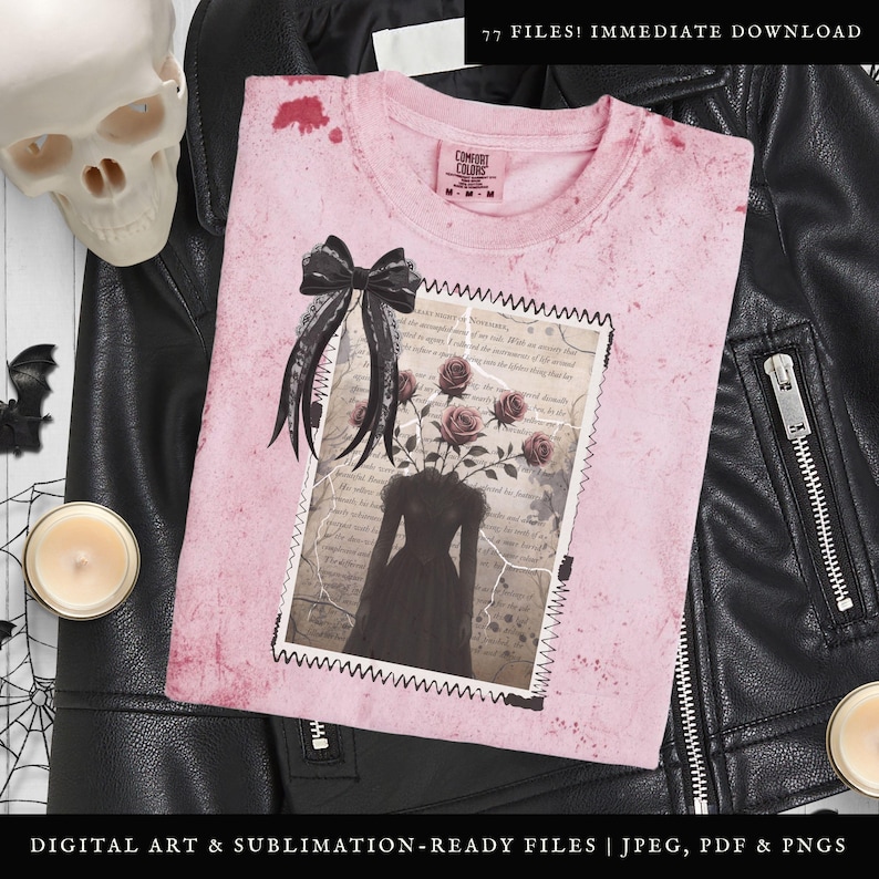 K&ouml;nnte beinhalten: Ein rosa T-Shirt mit einem abgenutzten Look, das mit einer schwarzen Schleife und einer Vintage-Illustration einer Frau verziert ist, aus deren Kopf Rosen wachsen. Die Illustration ist mit einem gestickten Rand gerahmt und hat einen abgenutzten, alten Look.