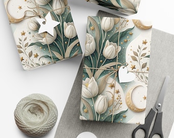 Puede incluir: Regalos envueltos con diseños de tulipanes blancos y celestiales. Cada paquete está atado con hilo y adornado con etiquetas en forma de estrella y corazón. También se ven un carrete de hilo, unas tijeras y etiquetas en blanco.