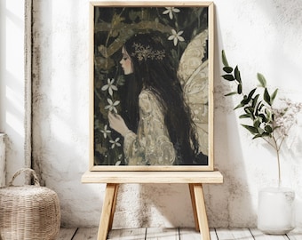 Pode incluir: Uma pintura de uma fada com cabelo comprido e escuro e um vestido branco. Ela está segurando uma flor branca na mão e está cercada por flores brancas. O fundo é uma floresta escura.