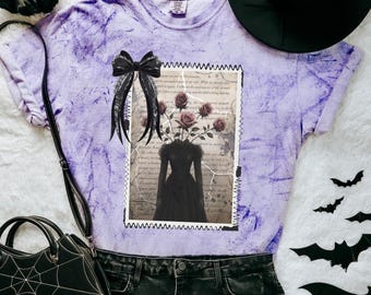 Könnte beinhalten: Lilafarbenes T-Shirt im Tie-Dye-Look mit einer Vintage-Grafik einer Frau, aus deren Hals Rosen wachsen. Die Grafik ist von einem schwarzen, gestickten Rand umgeben.
