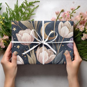 Celestial Tulip Florals Geschenkverpackung | Mystisches Hochzeitspapier für Boho-Bräute, okkulte Anlässe und als Sommergeschenk