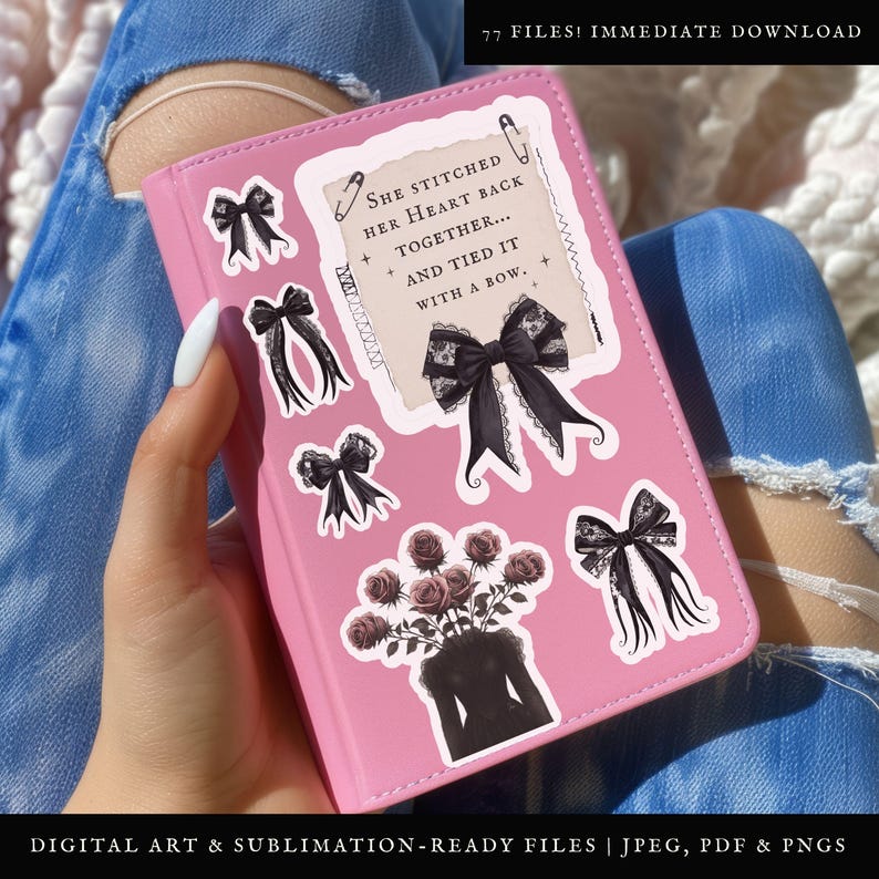 K&ouml;nnte beinhalten: Ein rosa Notizbuch mit mehreren schwarzen und wei&szlig;en Aufklebern mit einem Zitat &uuml;ber das Zusammenn&auml;hen eines Herzens, einer schwarzen Schleife und einem Rosenstrau&szlig;. Der Text auf dem Aufkleber lautet "Sie hat ihr Herz wieder zusammengen&auml;ht... und mit einer Schleife gebunden."