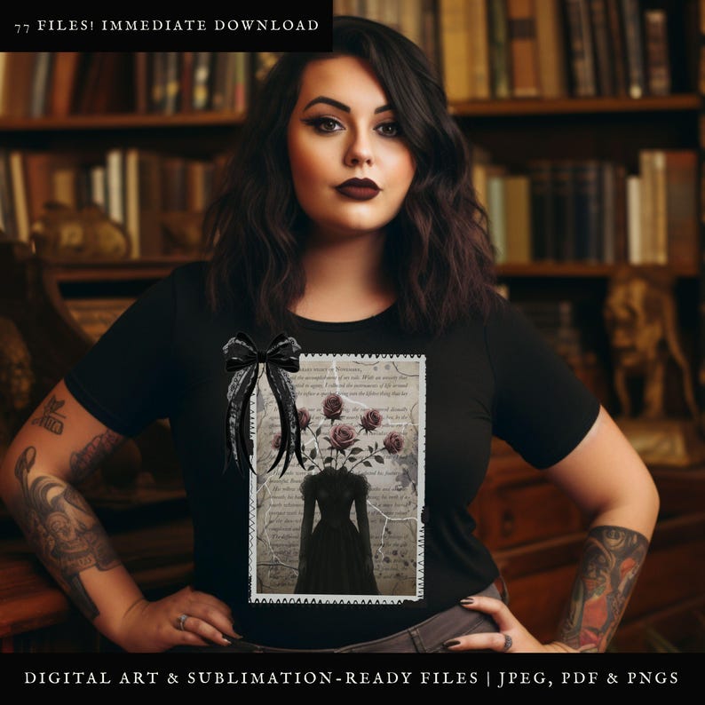 K&ouml;nnte beinhalten: Ein schwarzes T-Shirt mit einem Vintage-Bild einer Frau in einem schwarzen Kleid, aus dessen Kopf Rosen wachsen. Das Bild ist von einem wei&szlig;en Rahmen und einem schwarzen Band umgeben.